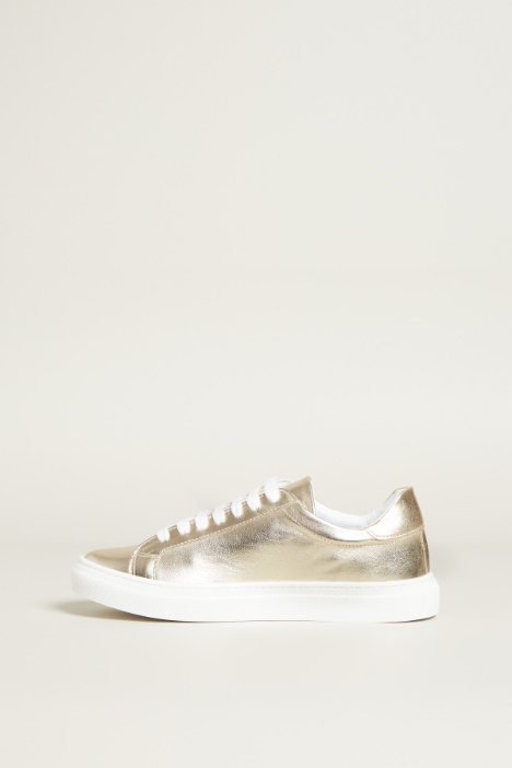 Sneakers in pelle laminata