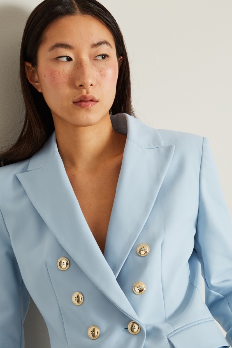 Blazer con botones metálicos