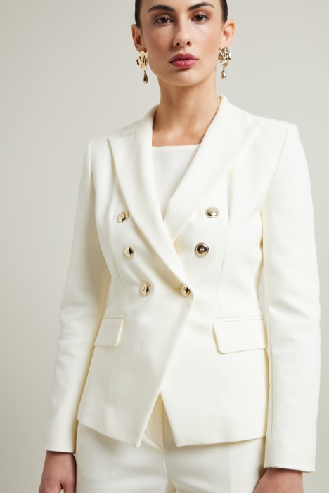 Blazer con botones metálicos