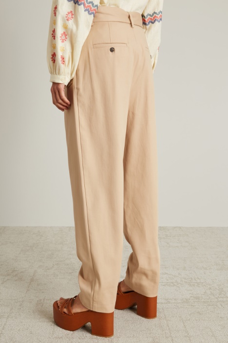 Pantaloni carrot con cintura