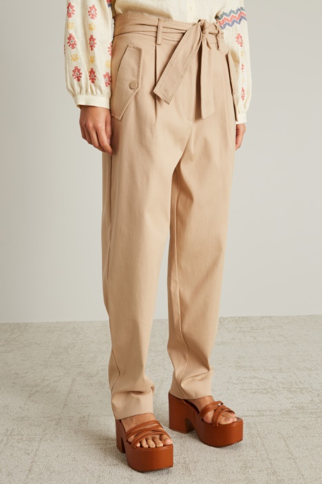 Pantaloni carrot con cintura