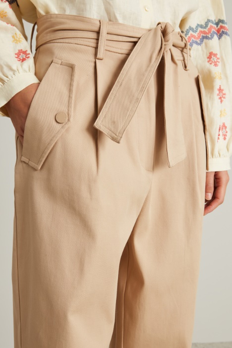 Pantaloni carrot con cintura