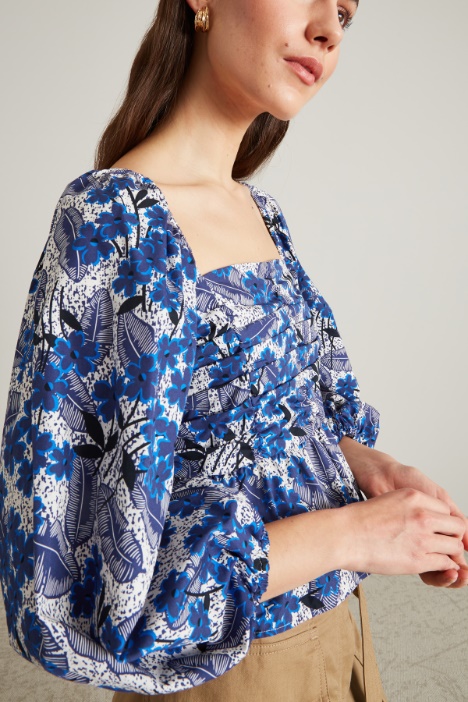 Top con maniche a sbuffo