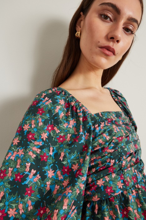 Top con maniche a sbuffo