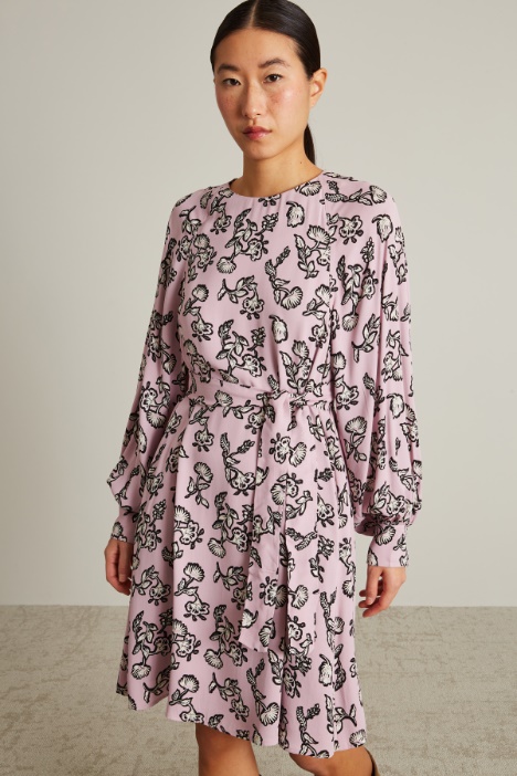 Abito con maniche a sbuffo