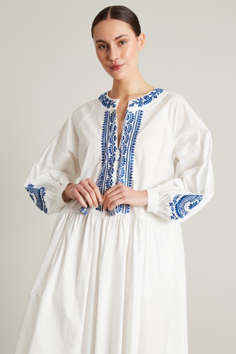 Vestido de popelina con bordado