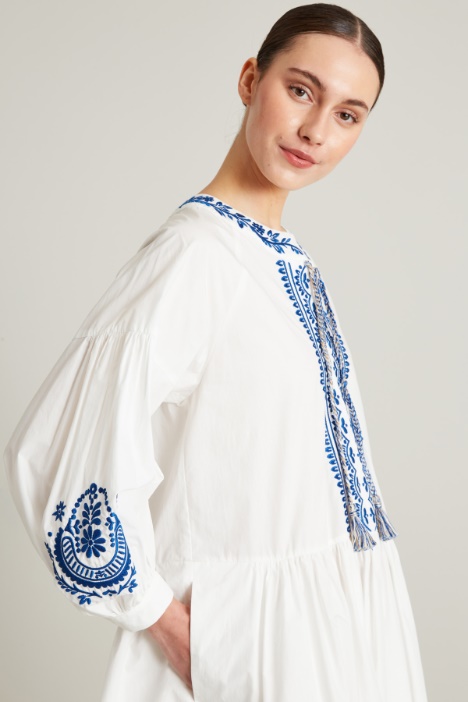 Vestido de popelina con bordado