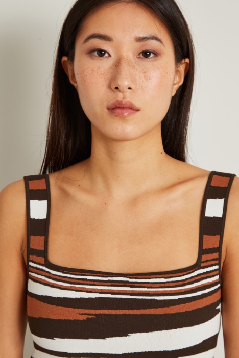 Top con scollo squadrato