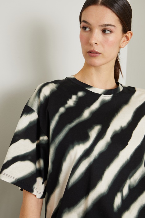 T-shirt over stampata