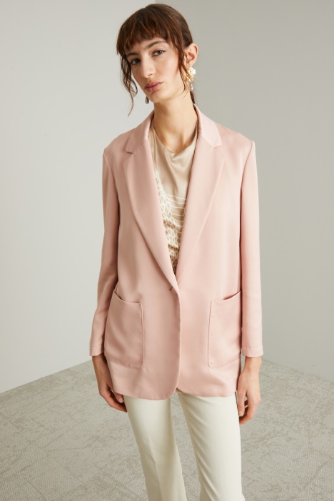 Blazer deconstruido con cierre de un botón