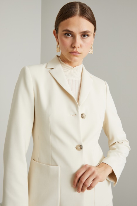 Blazer ajustado con tres botones