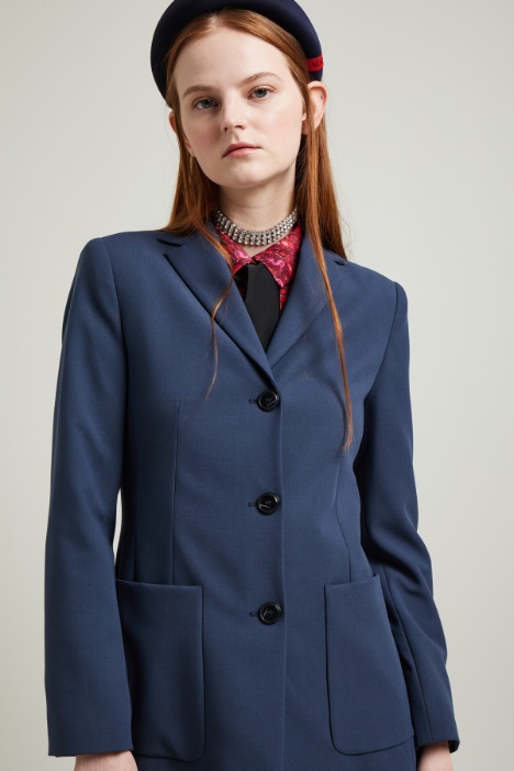 Blazer ajustado con tres botones