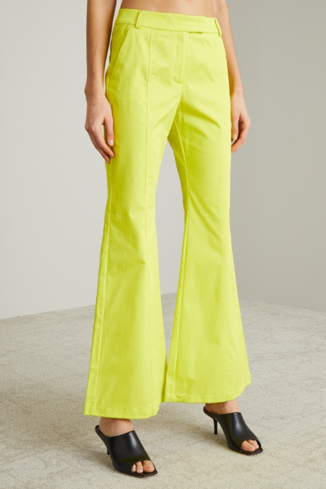 Pantaloni flare in gabardina