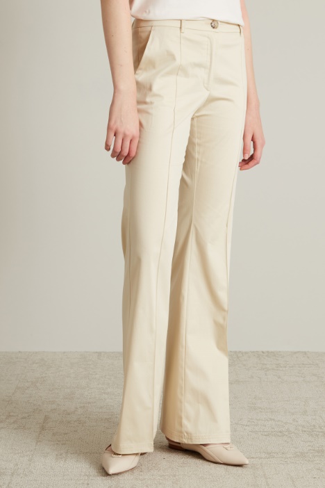 Pantalón acampanado con pliegue