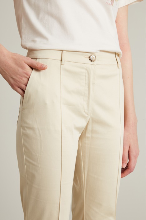 Pantalón acampanado con pliegue