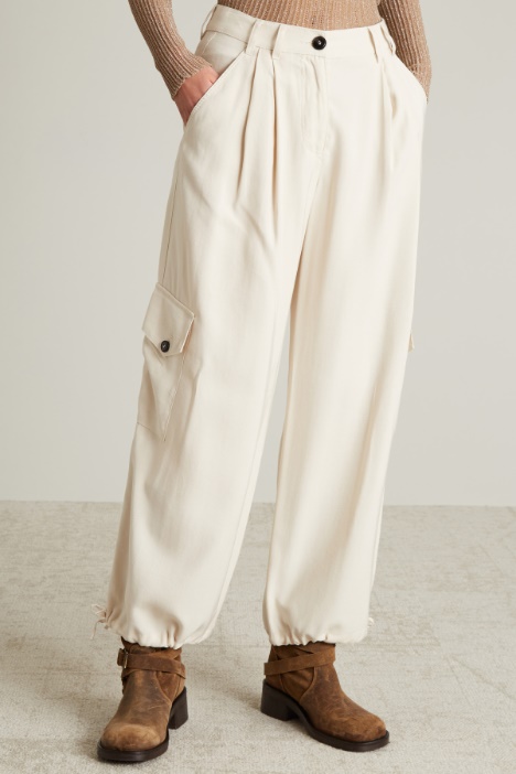 Pantaloni cargo in twill fluido