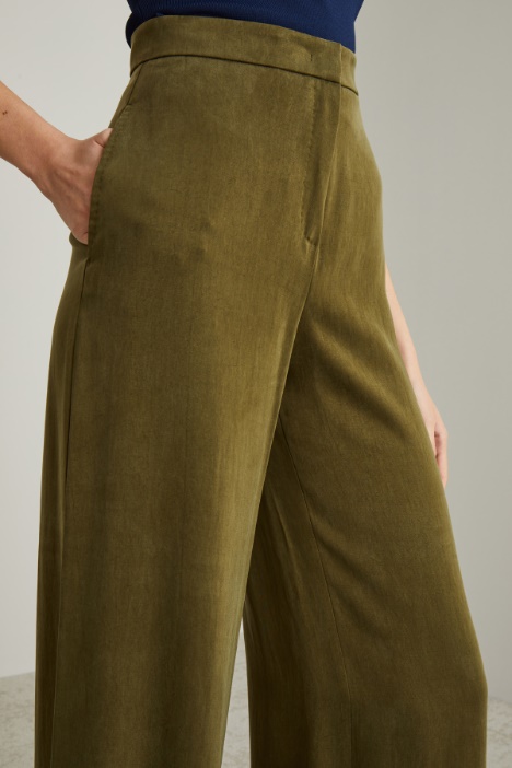 Pantaloni in raso fluido