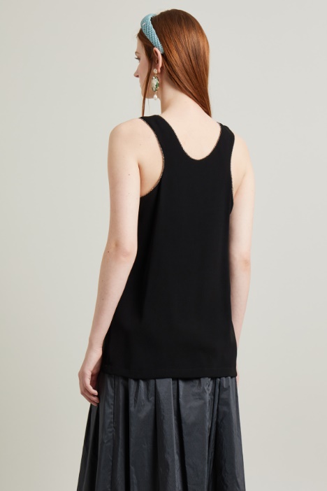 Top con profili in strass