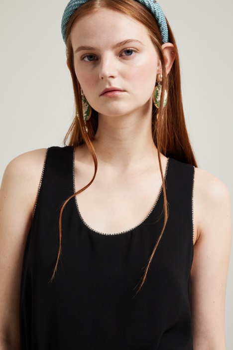 Top con profili in strass