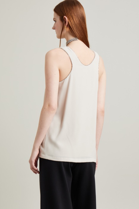 Top con profili in strass