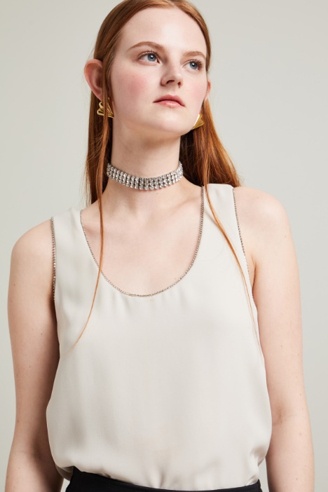 Top con profili in strass