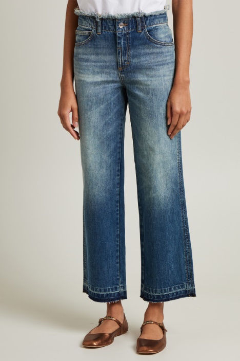 Jeans con orli sfrangiati