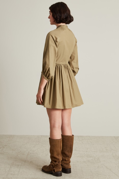 Abito corto con gonna arricciata