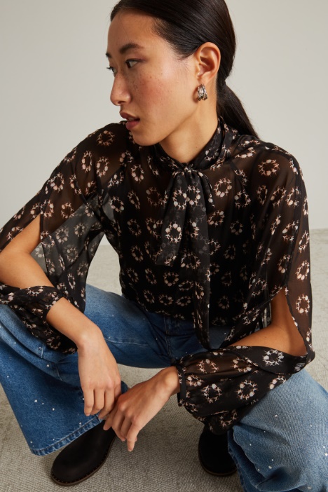 Blusa in chiffon con fiocco