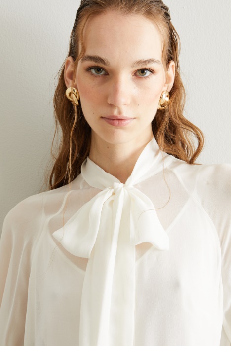 Blusa in georgette con fiocco