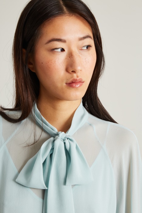 Blusa in georgette con fiocco