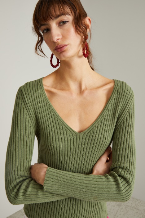 Maglia a coste con scollo a V