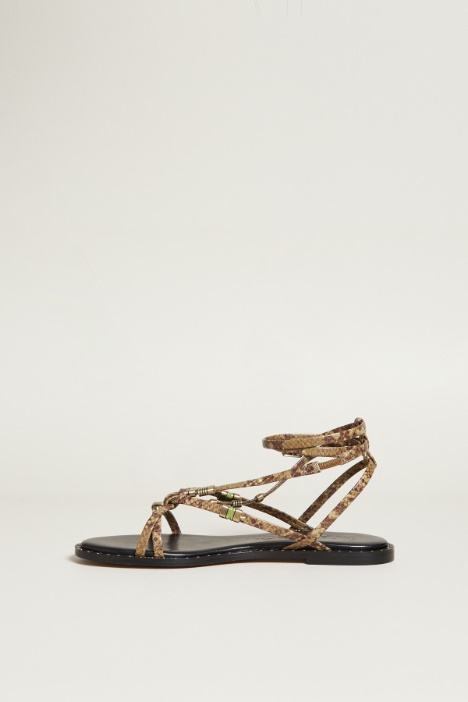 Sandali con listini stampati