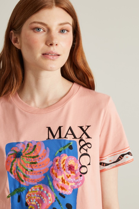 T-shirt stampata e ricamata