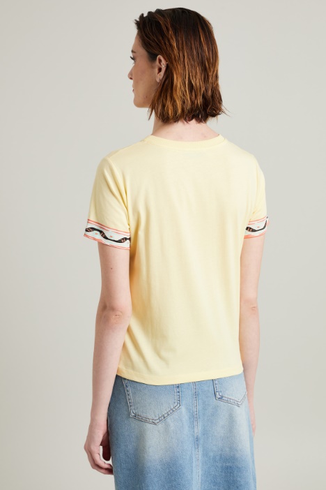 T-shirt stampata e ricamata