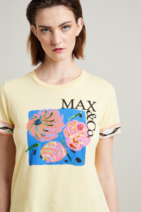 T-shirt stampata e ricamata