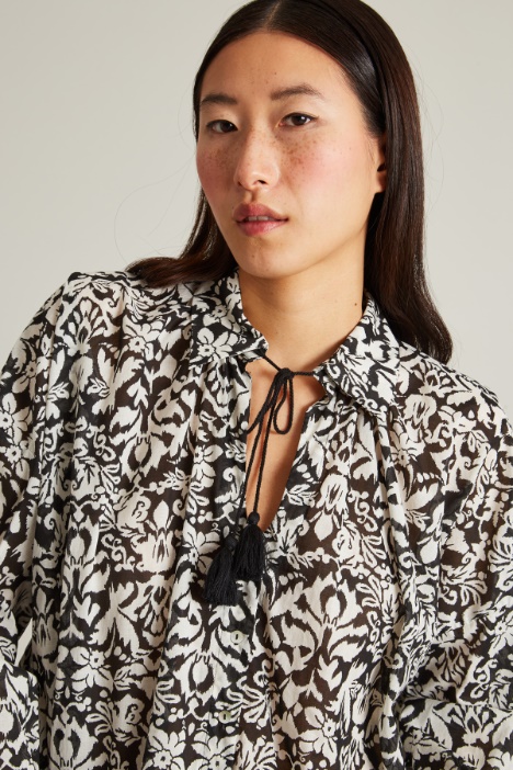 Casacca in mussola con nappine