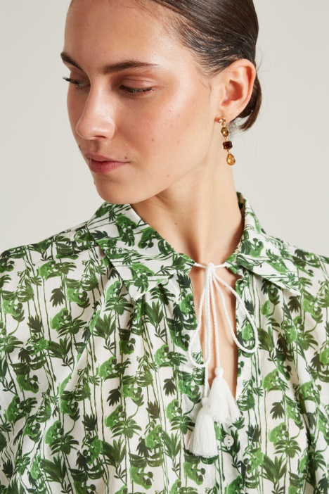 Casacca in mussola con nappine