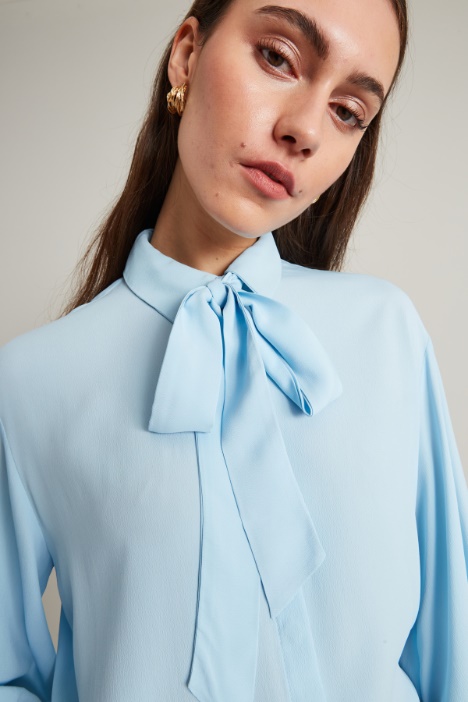 Blusa in crépe con foulard