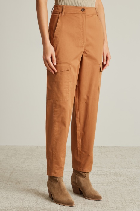Pantaloni cargo in gabardina