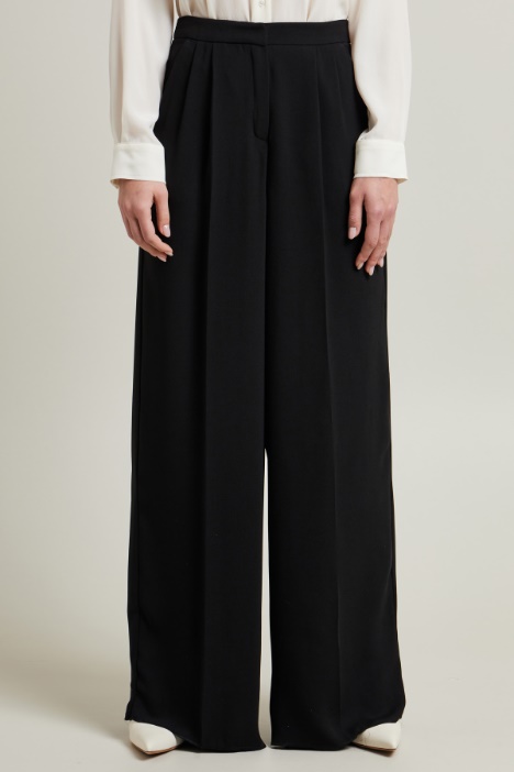 Pantaloni in cady con pieghe