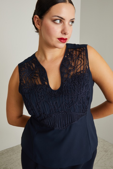 Top con scollo sagomato