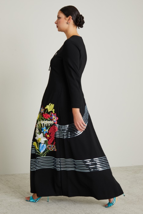 Abito svasato con ricami