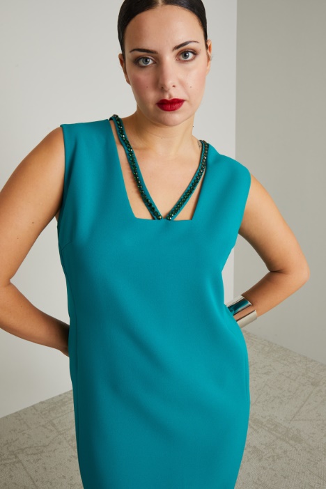 Abito con catena di strass