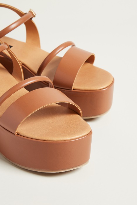 Sandali in pelle con platform Intrend - 3
