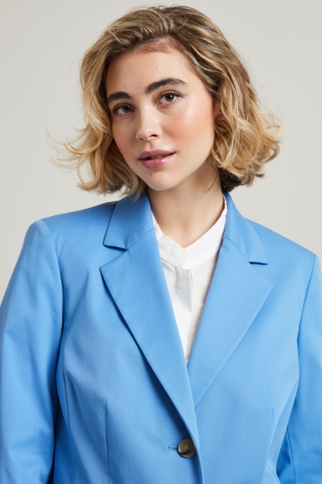 Blazer de gabardina con botonadura sencilla