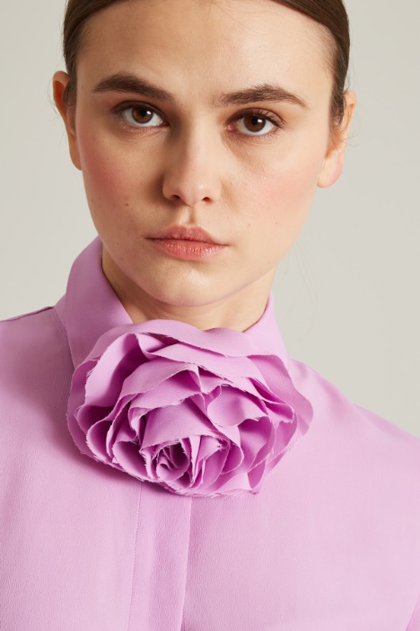 Camicia con accessorio a fiore