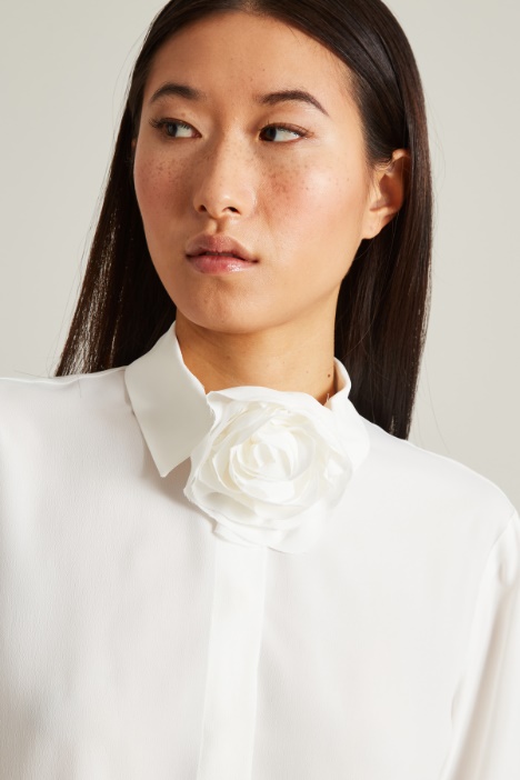 Camicia con accessorio a fiore