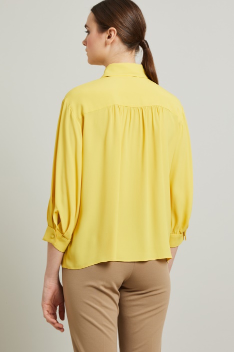 Blusa de crepé con fular