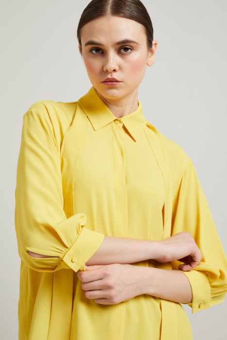 Blusa de crepé con fular