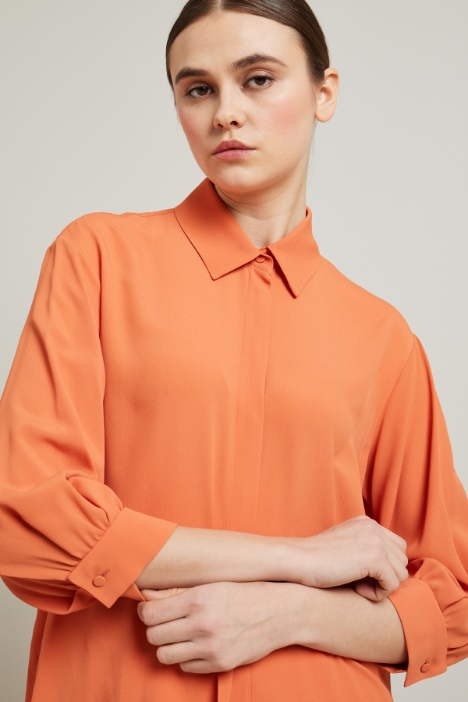 Blusa in crépe con foulard